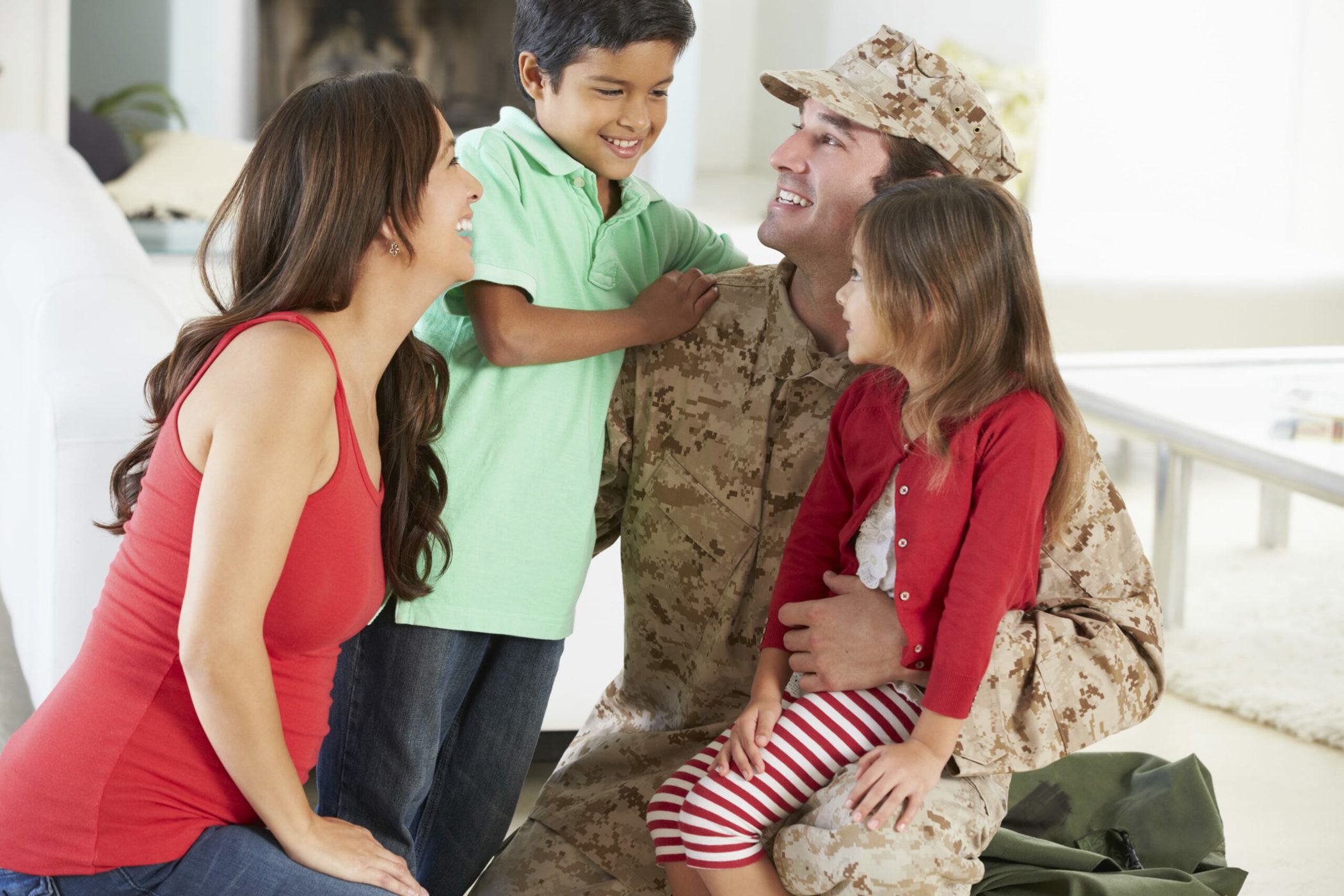 N Pic Military Dad Family Looking Each Other