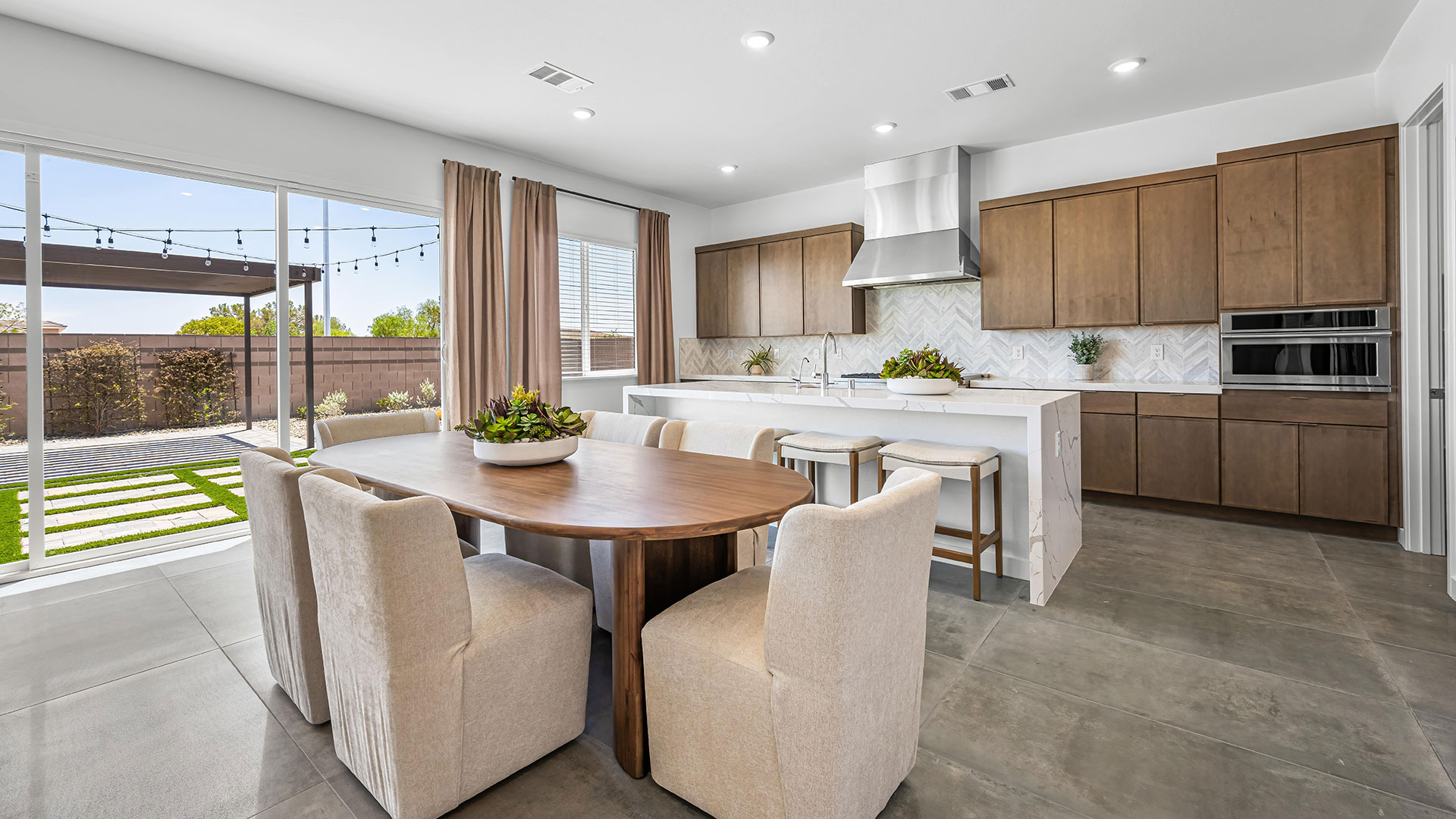 3990 Paul Dining F1 Base2 min