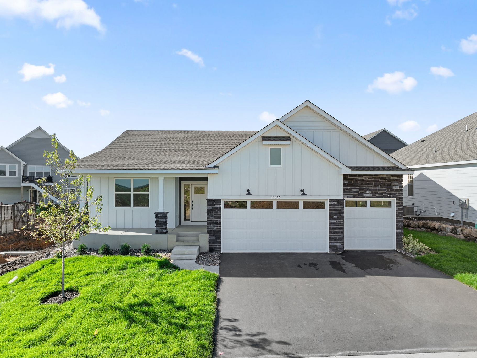 1 Cedar Hills Como QMI H S5210 Front Yard 1of2 F1