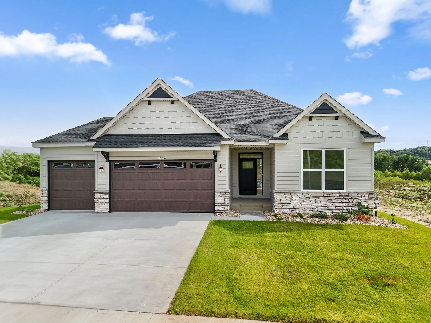 1 Hadley Hills Clearwater QMI H S5408 Front Yard 1of3 F1