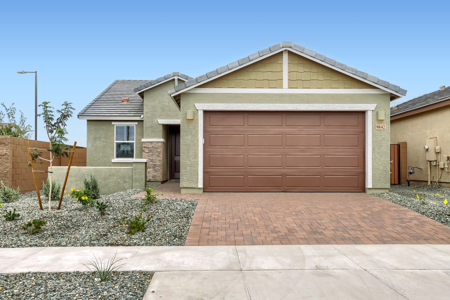 9842 W Mitchell Dr   Web Quality   001   01 Exterior Front