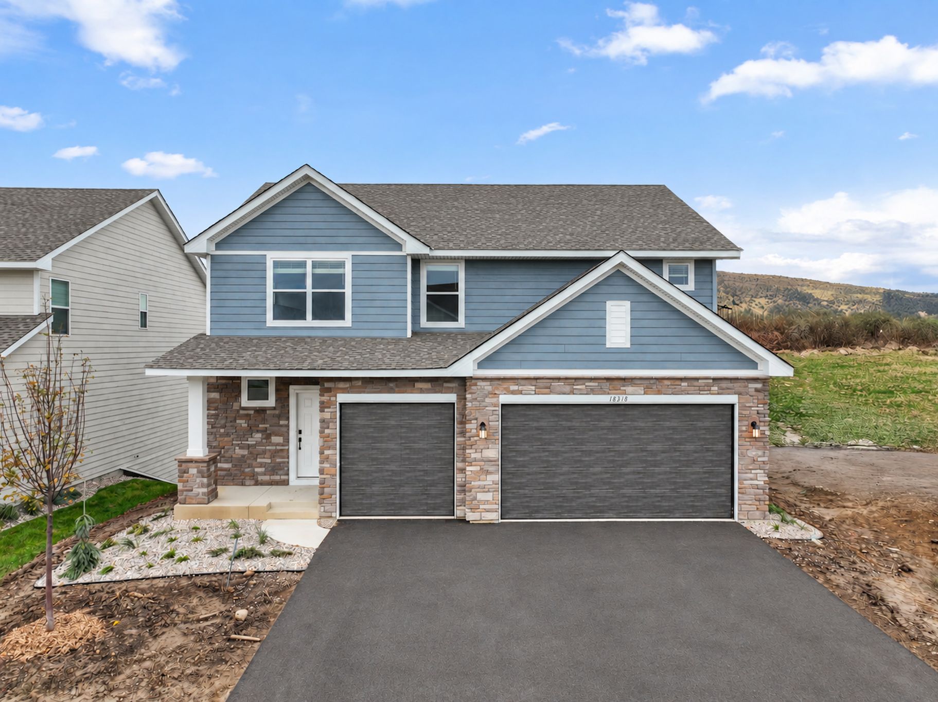 1 Voyageur Farms Markham QMI H S3606 Front Yard F1
