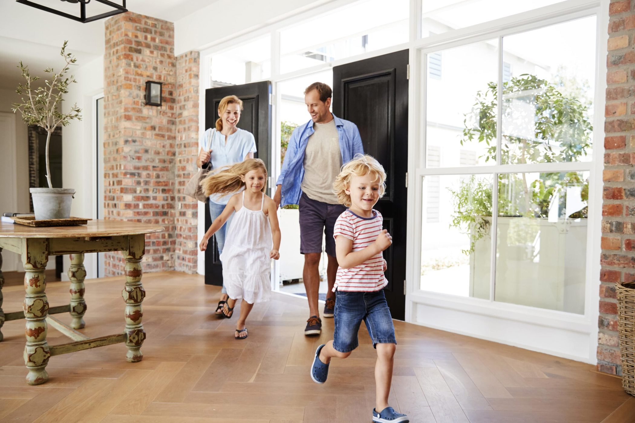 N Pic Family Getting Home i Stock 944616374 min scaled